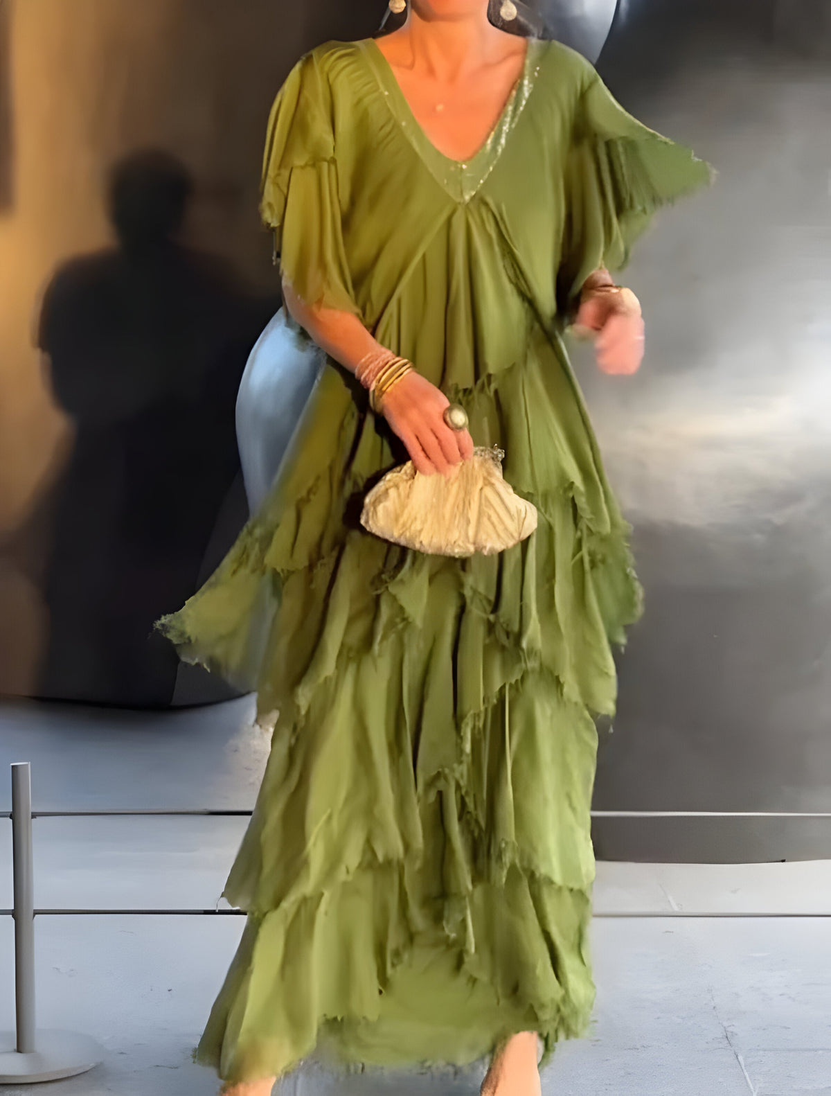 Elegantes plissiertes Kleid mit V-Ausschnitt, ideal für jeden Anlass