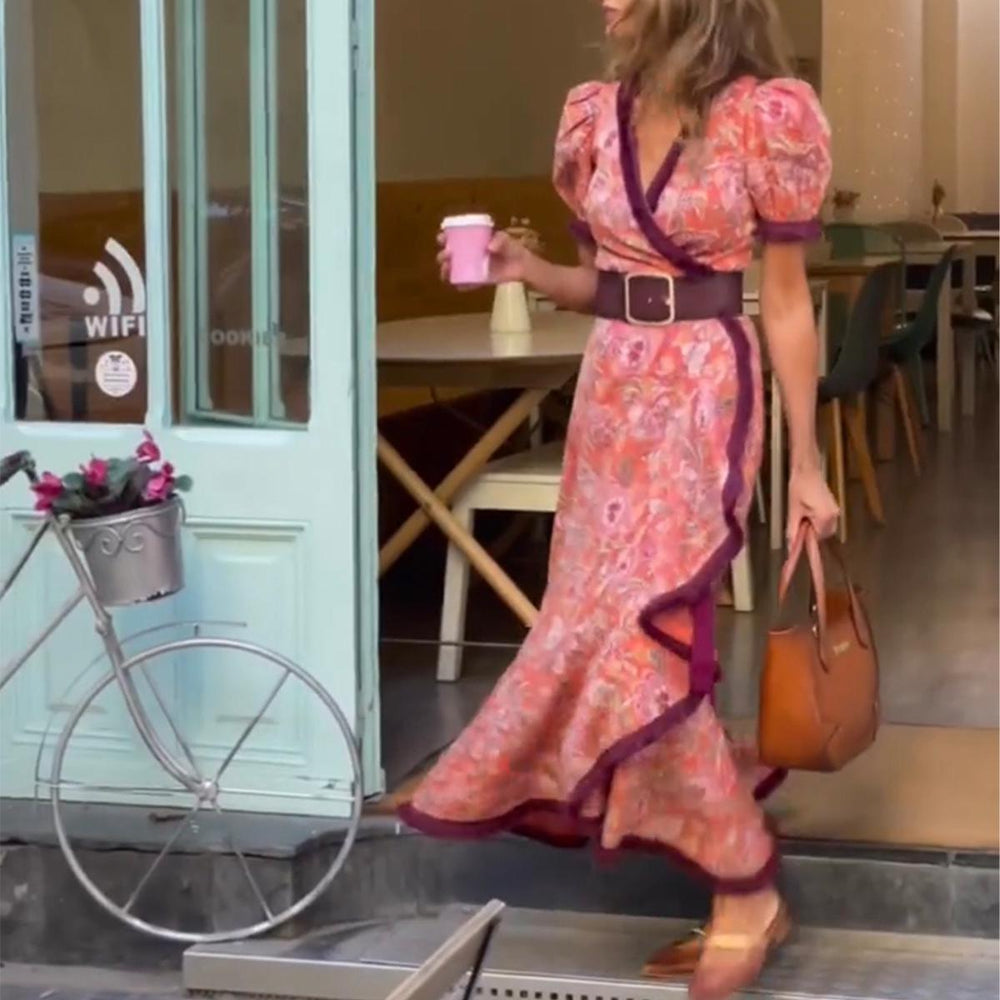 Elegantes langes Kleid mit kurzen Puffärmeln und asymmetrischem Rock