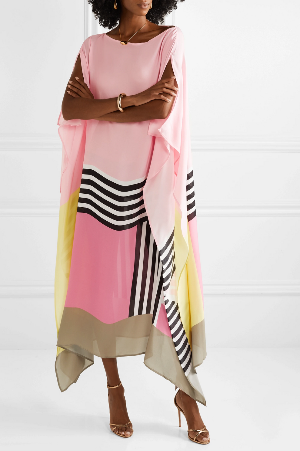 Modernes Midi-Kleid im Fledermausstil mit elegantem geometrischem Muster