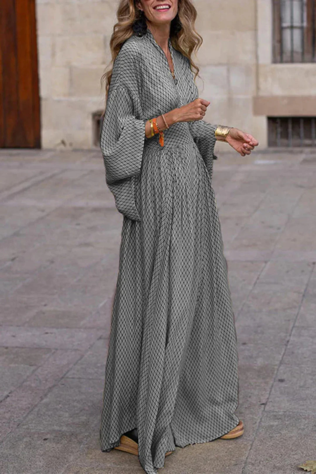 Gemma – Maxikleid mit langen Ärmeln, V-Ausschnitt und geometrischem Muster