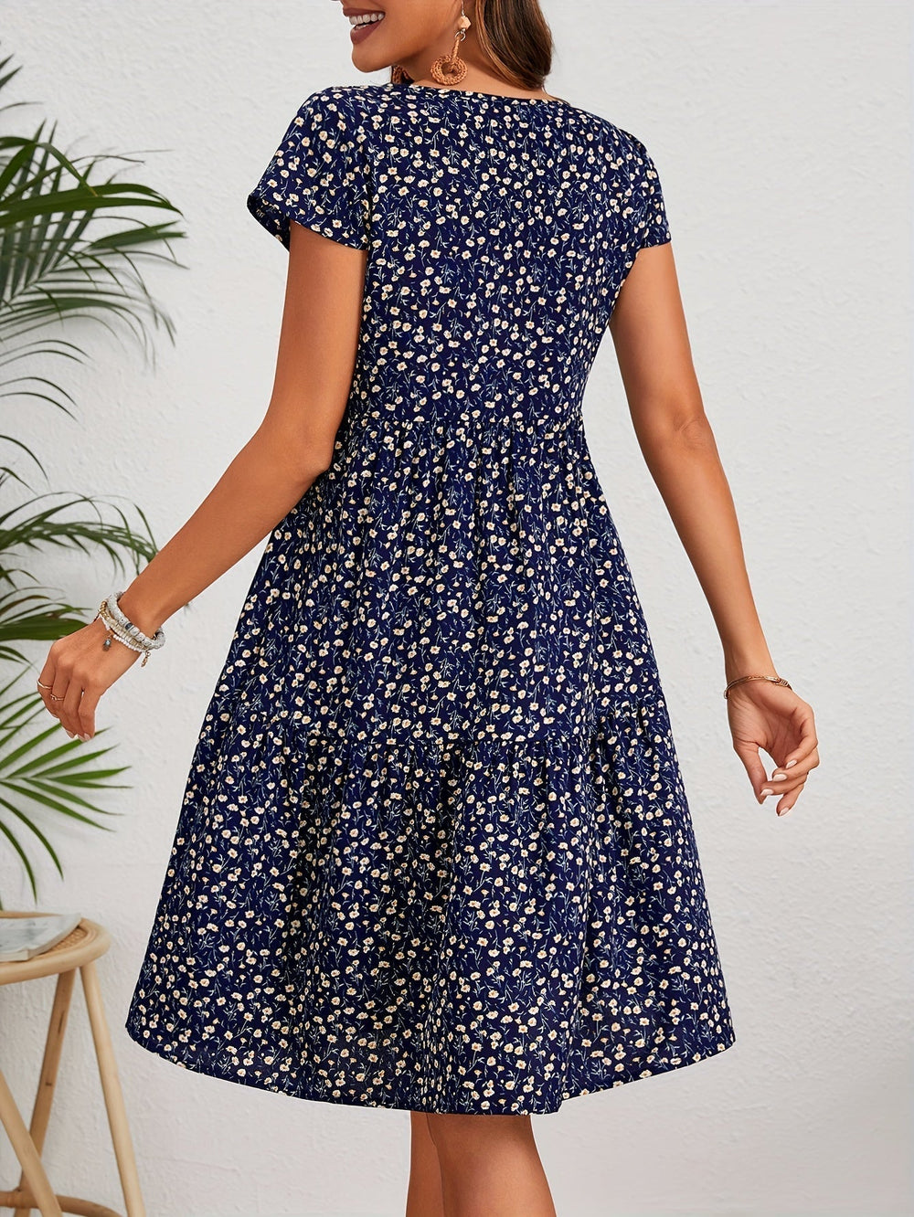 Callista | Kleid mit Blumenmuster und Rundhalsausschnitt