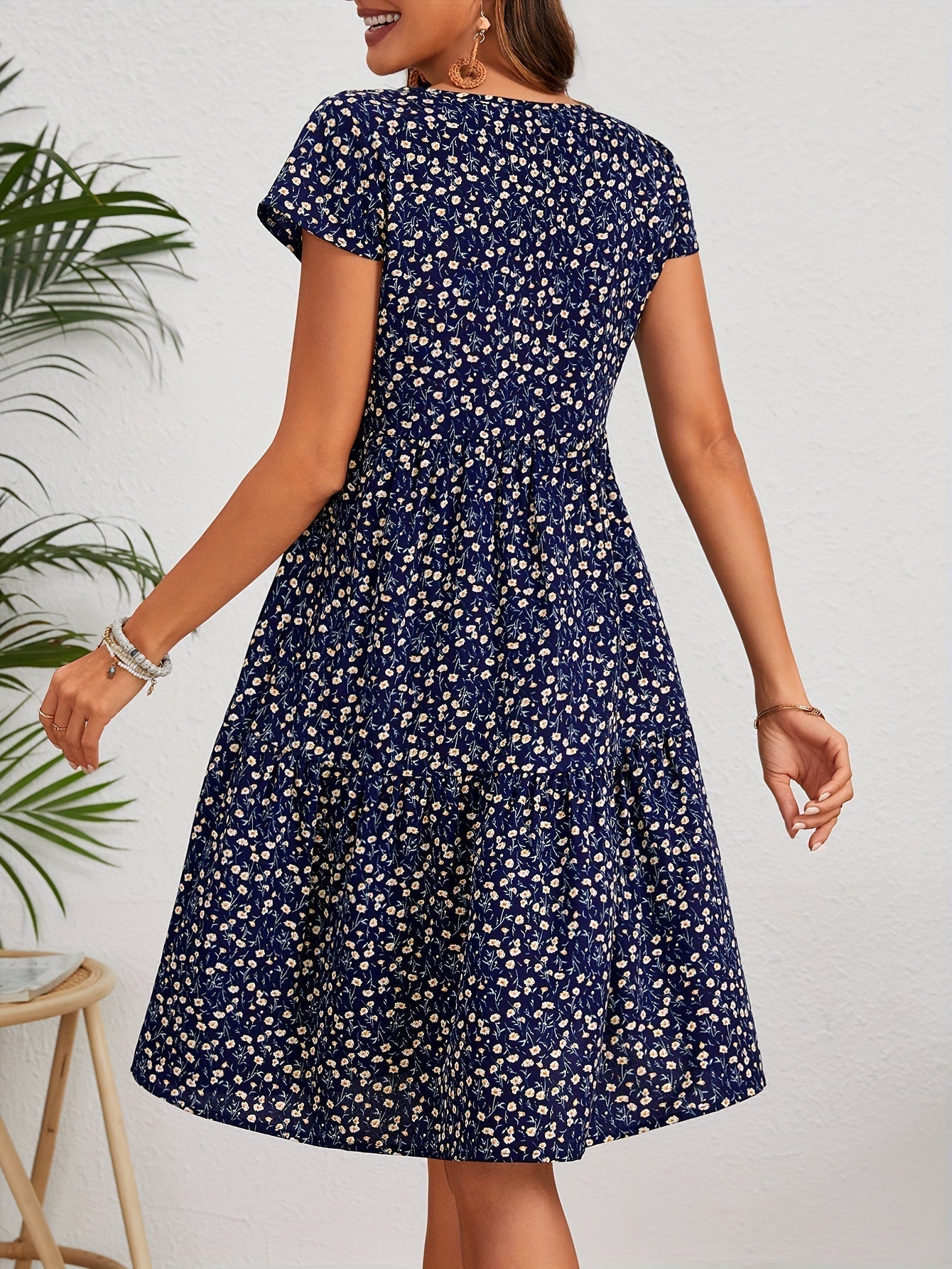 Callista – Kleid mit Blumenmuster und Rundhalsausschnitt