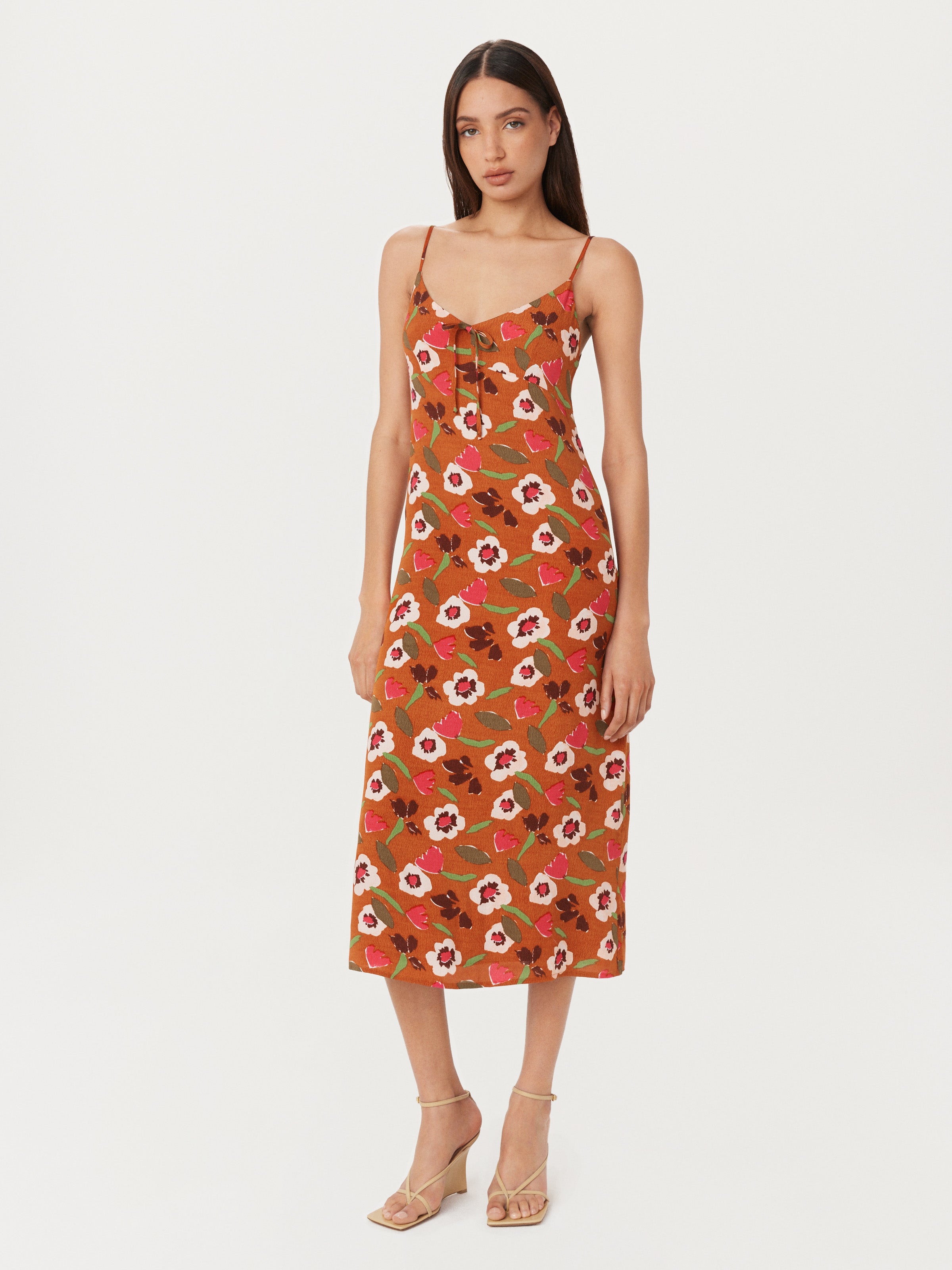 Fließendes Slip-Kleid mit Blumenmuster in Rotton Clay