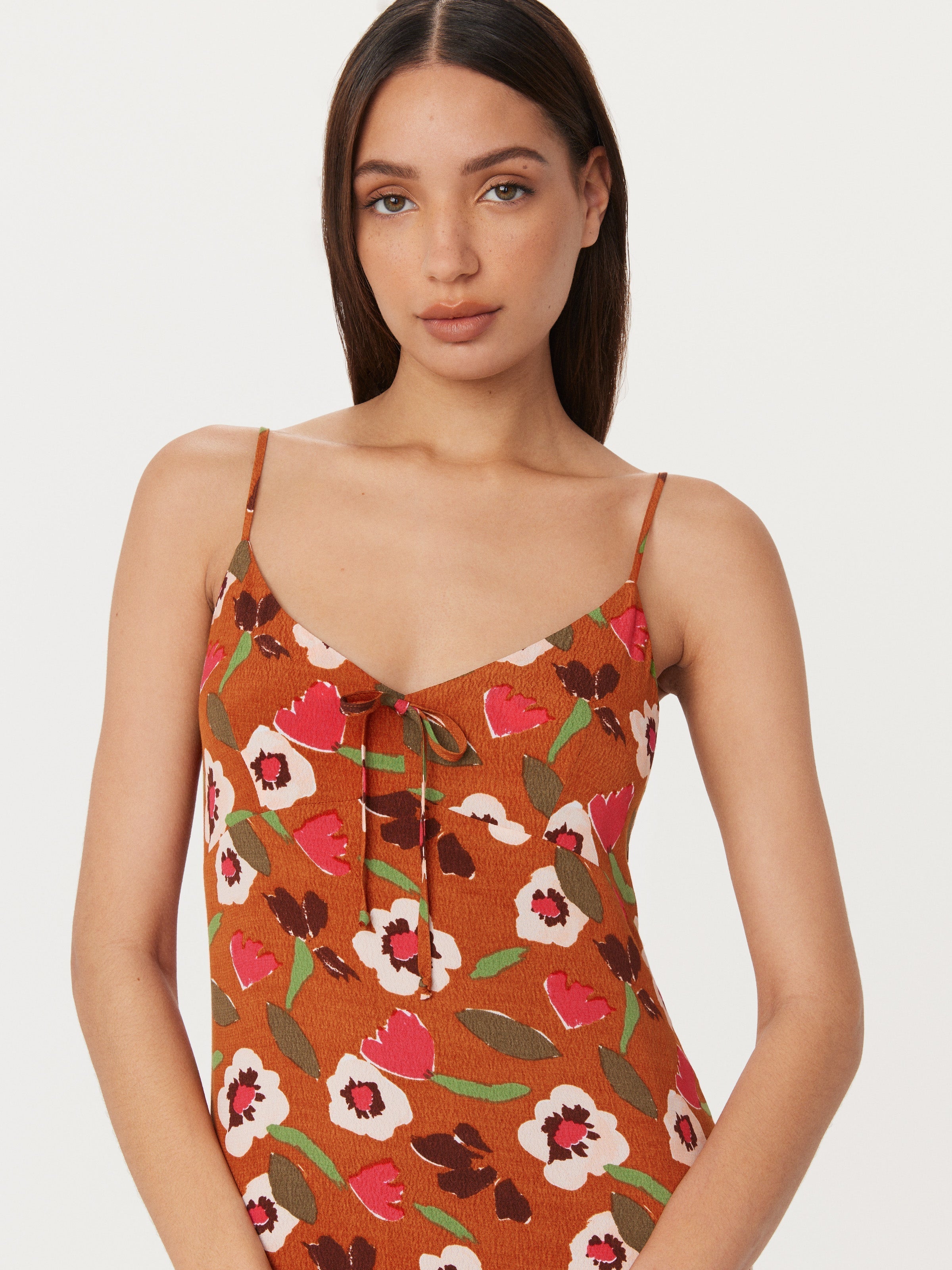 Fließendes Slip-Kleid mit Blumenmuster in Rotton Clay