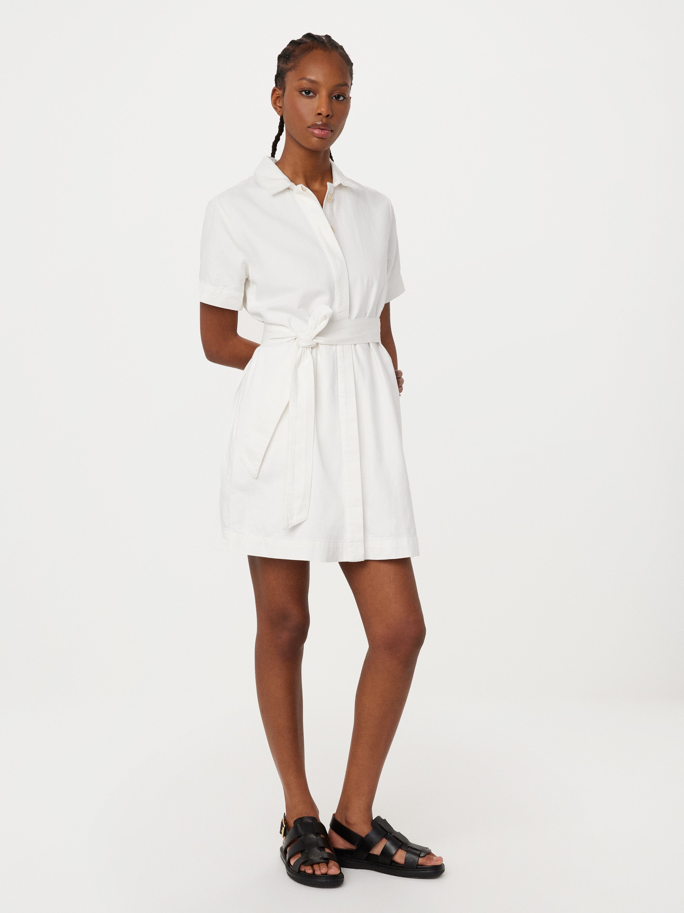 Das Camp-Kragen-Kleid aus baumwollähnlichem Hanf in Offwhite