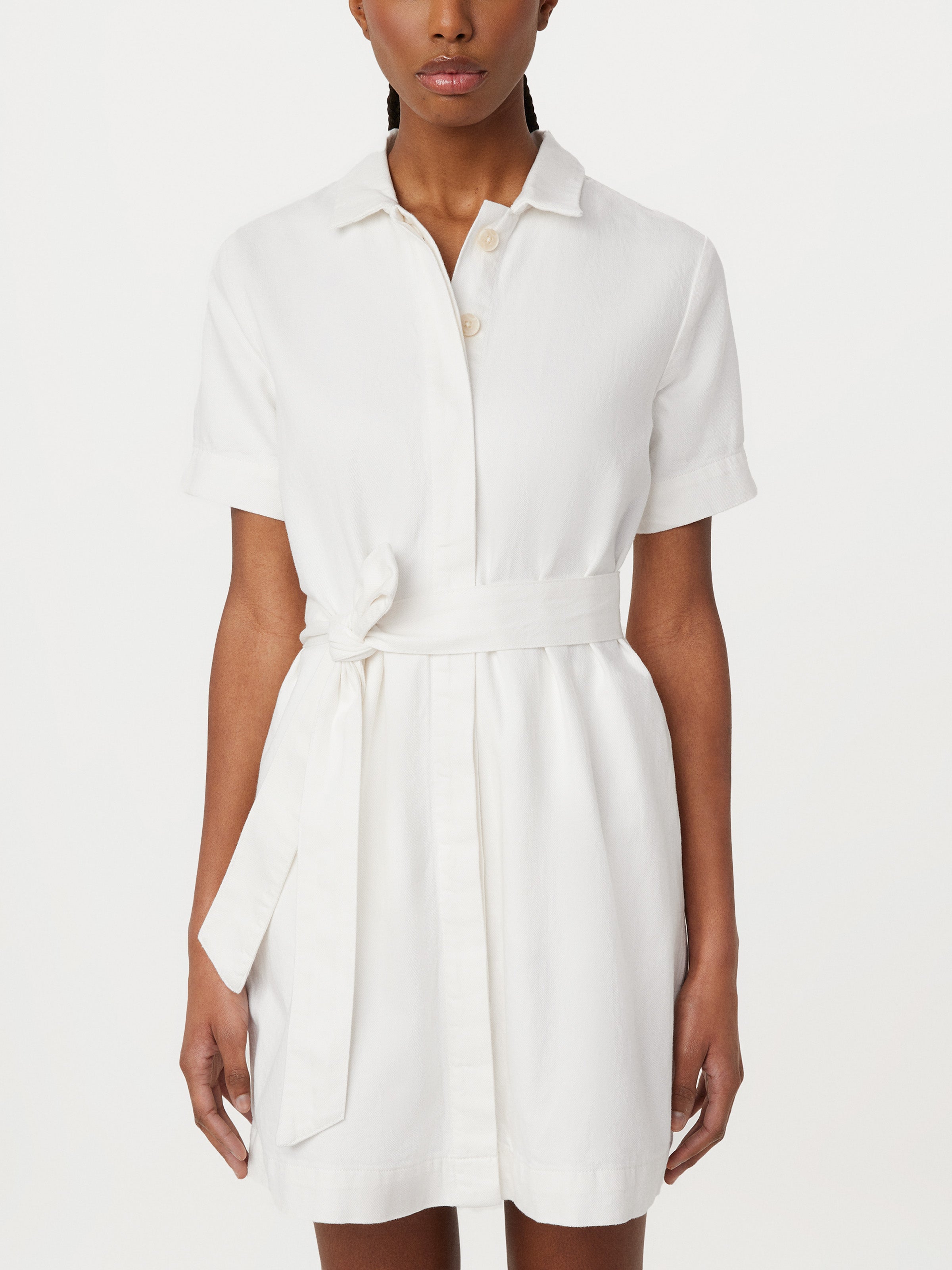 Das Camp-Kragen-Kleid aus baumwollähnlichem Hanf in Offwhite
