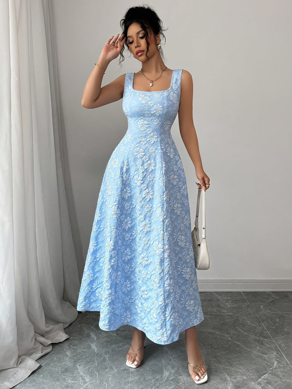 Elowen Bloom | Kleid mit eckigem Ausschnitt