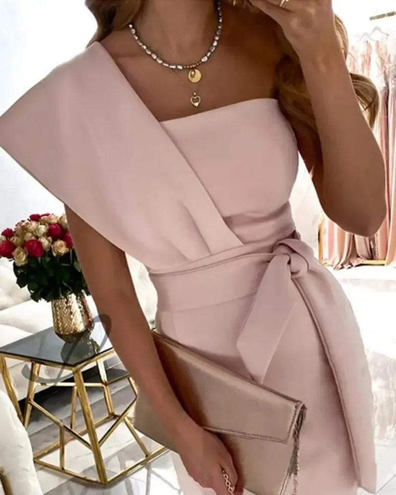 Asymmetrisches Abendkleid mit Gürtel und seitlichem Schlitz für einen eleganten Look