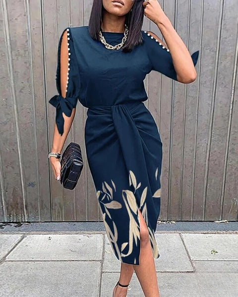 Selena – Gebundenes Arbeitskleid mit Perlendekor und botanischem Print