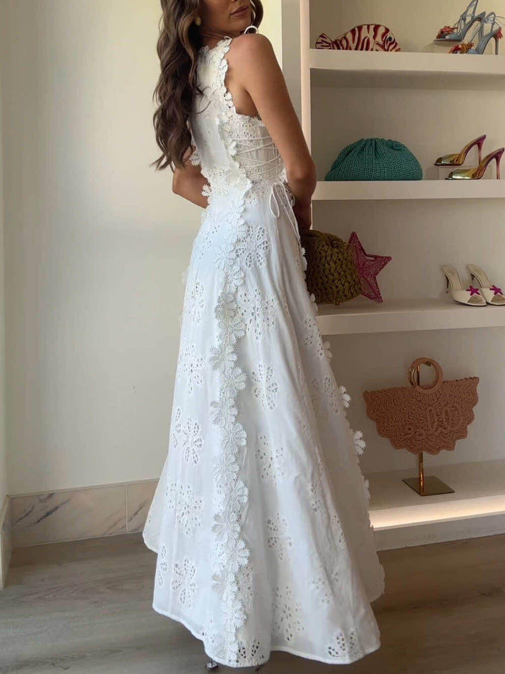 Zartes Maxikleid mit Hakenverschluss und geschnürten Seitenteilen