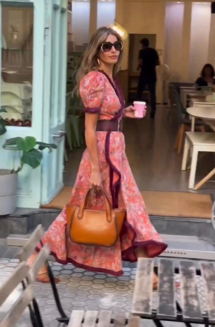 Elegantes langes Kleid mit kurzen Puffärmeln und asymmetrischem Rock