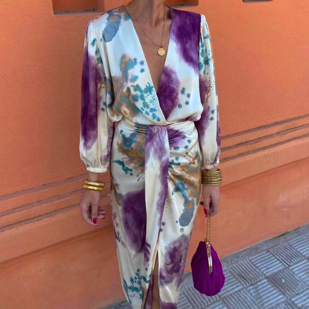 Elegantes Damenkleid mit V-Ausschnitt und anspruchsvollem Design