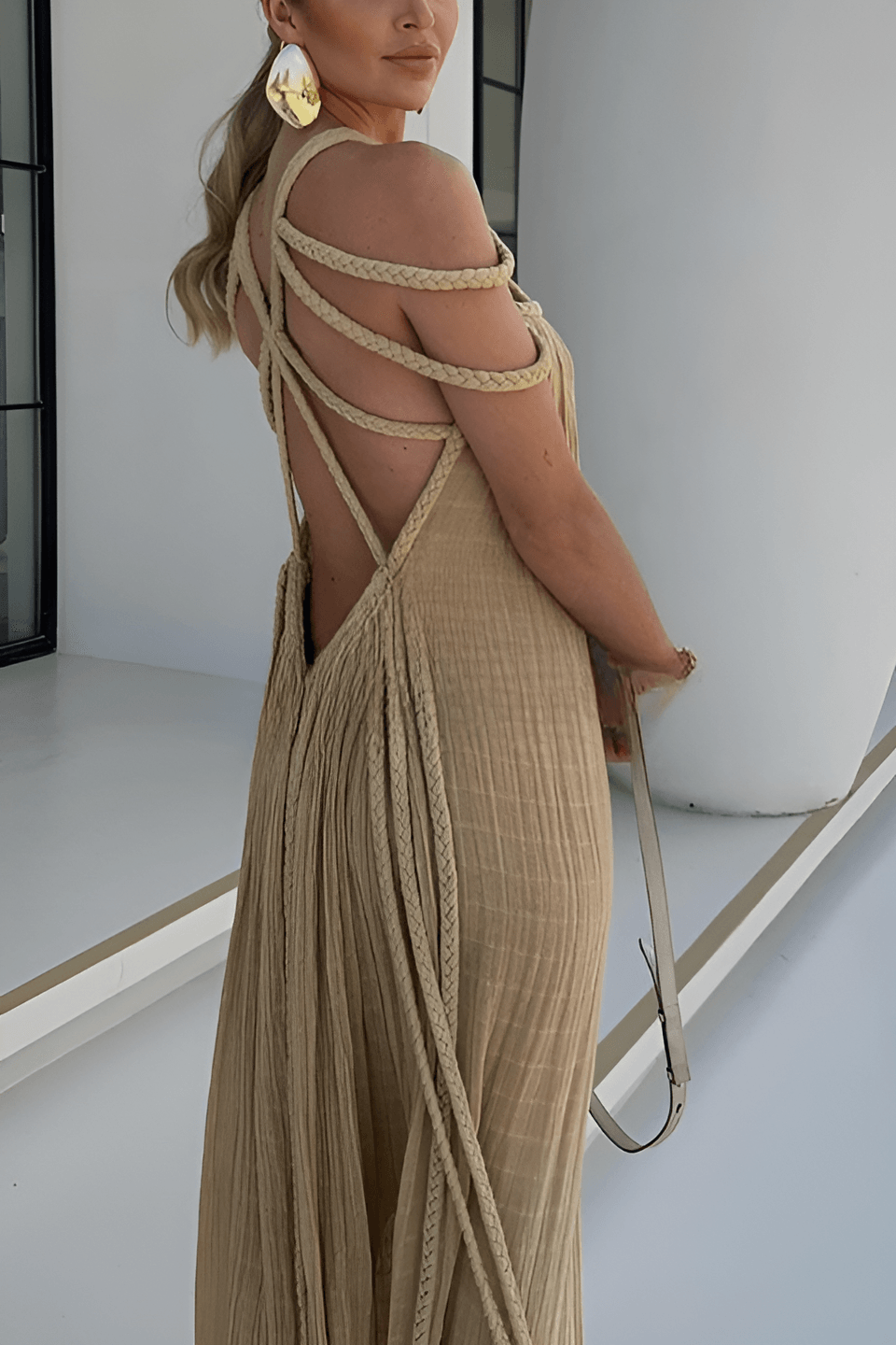 Langes Plissiertes Kleid mit Kordel-Details und kunstvollem Ausschnitt