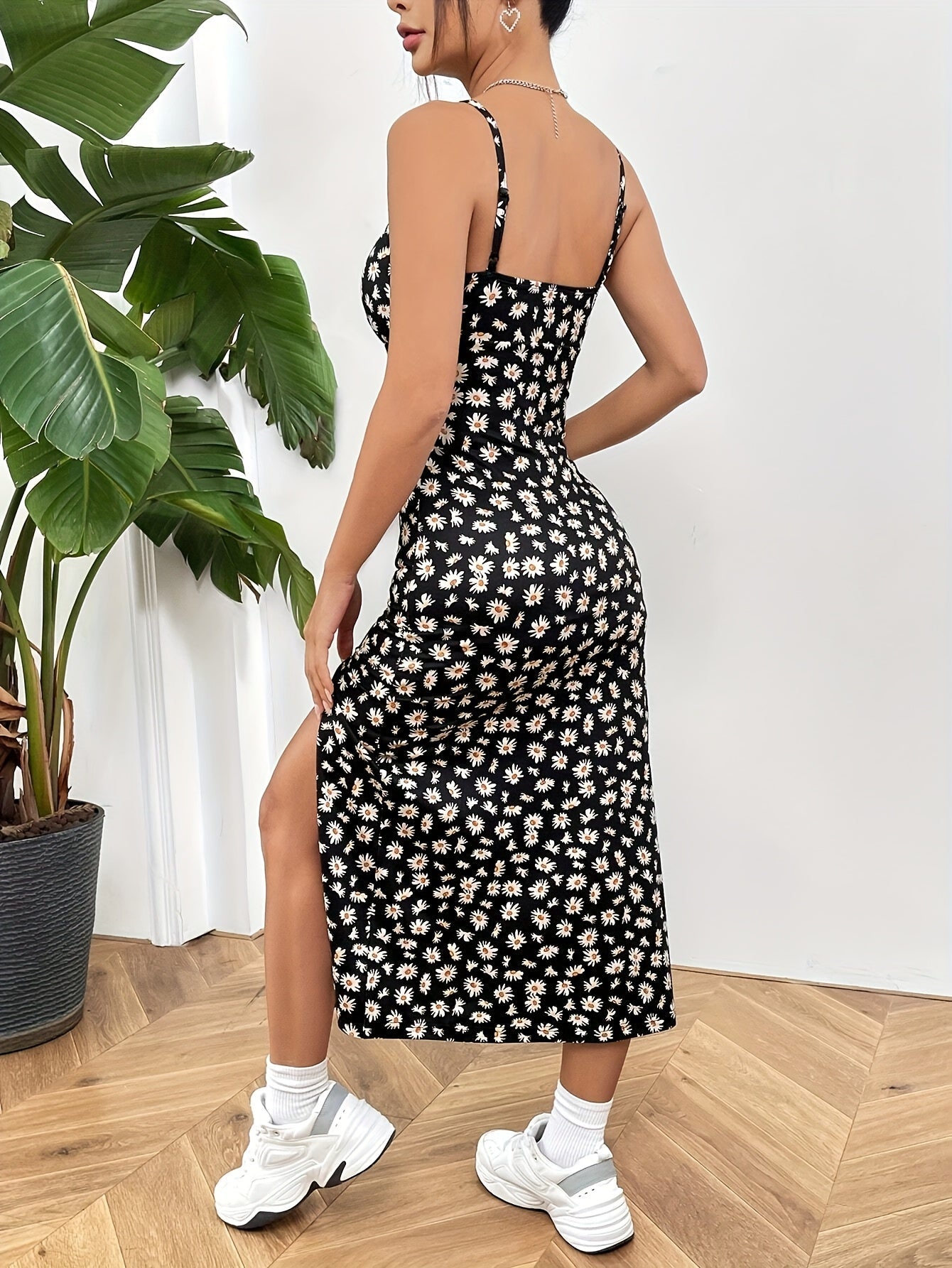 Isla – Minimalistisches Kleid mit hohem Schlitz