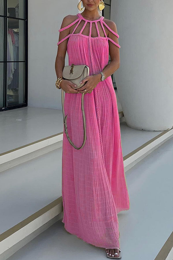 Langes Plissiertes Kleid mit Kordel-Details und kunstvollem Ausschnitt