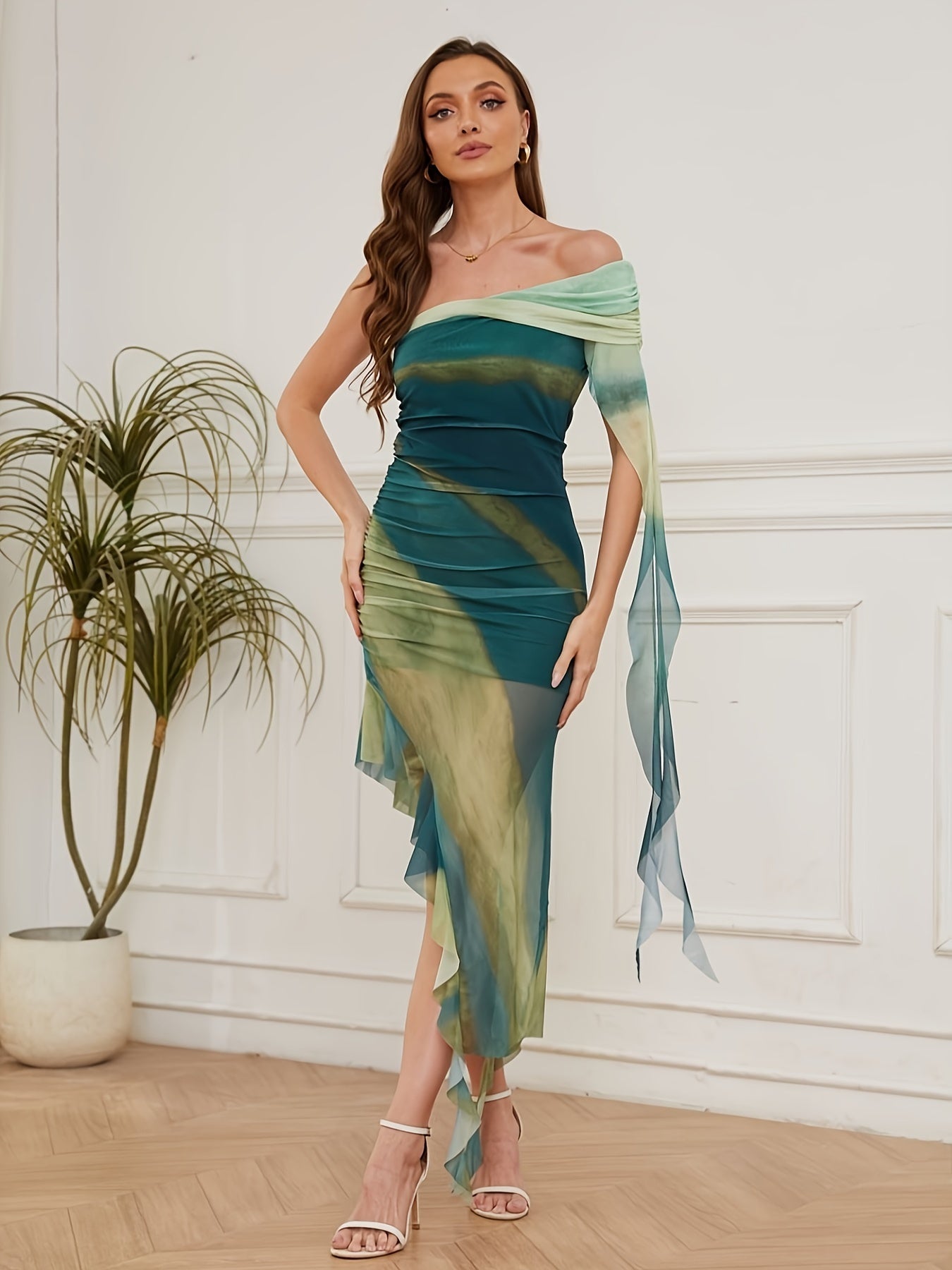 Aurelia | Schulterfreies Kleid mit Rüschen und Mesh