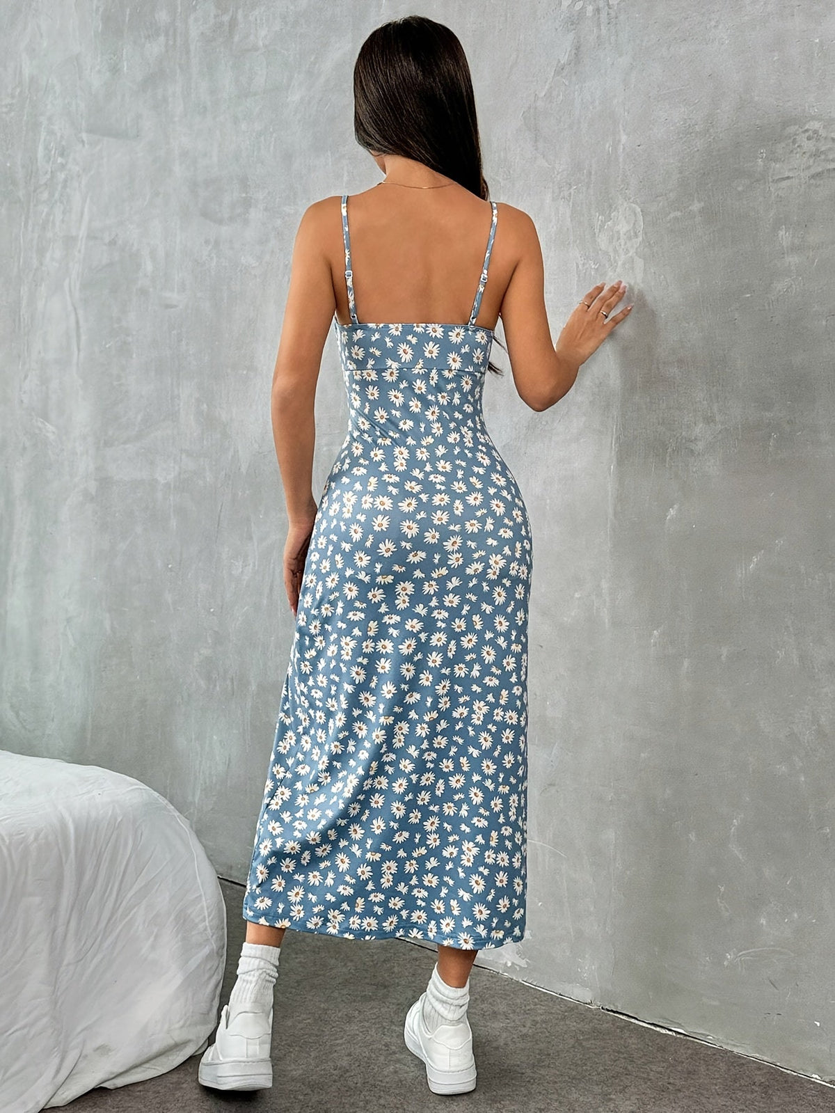 Isla – Minimalistisches Kleid mit hohem Schlitz