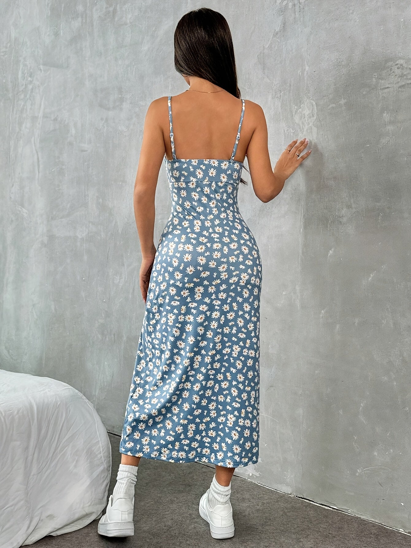 Isla – Minimalistisches Kleid mit hohem Schlitz