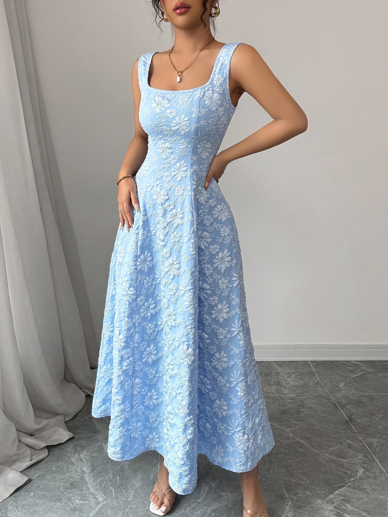 Elowen Bloom – Kleid mit eckigem Ausschnitt