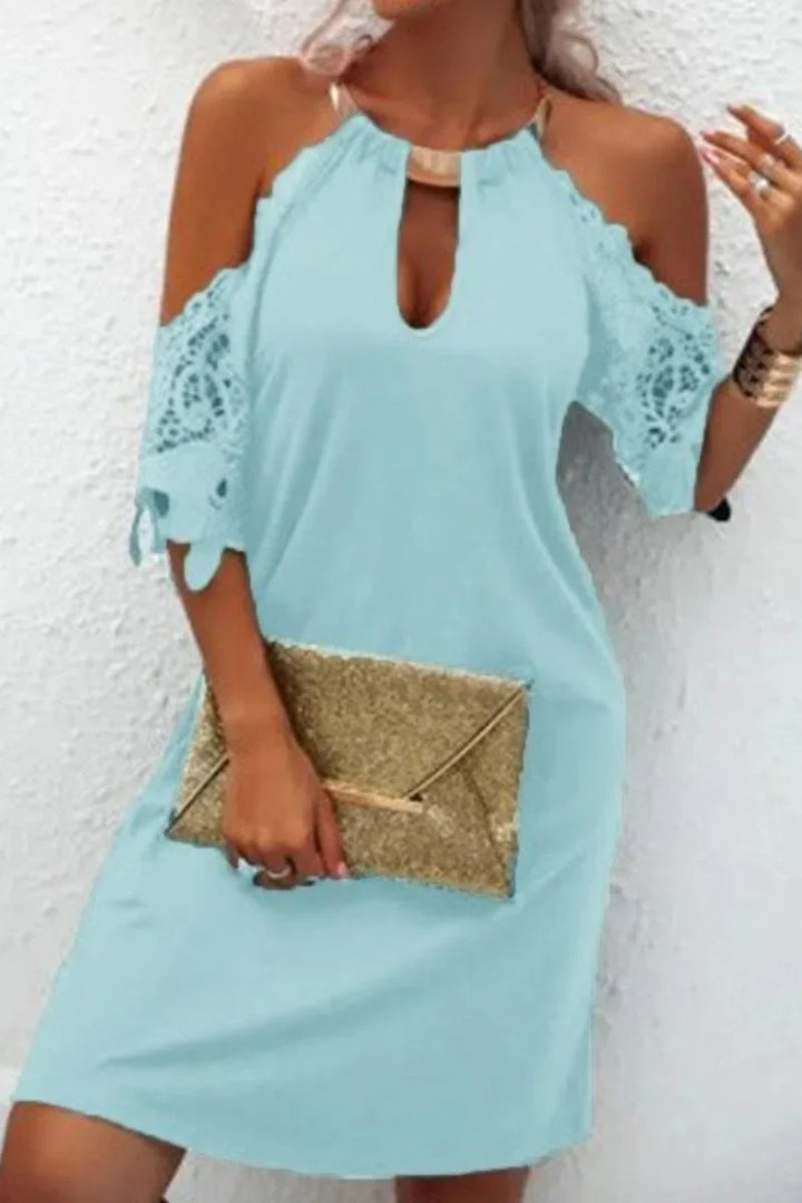Naila – Elegantes einfarbiges Spitzenkleid mit metallischen Accessoires und Verzierungen, inklusive Taillengürtel