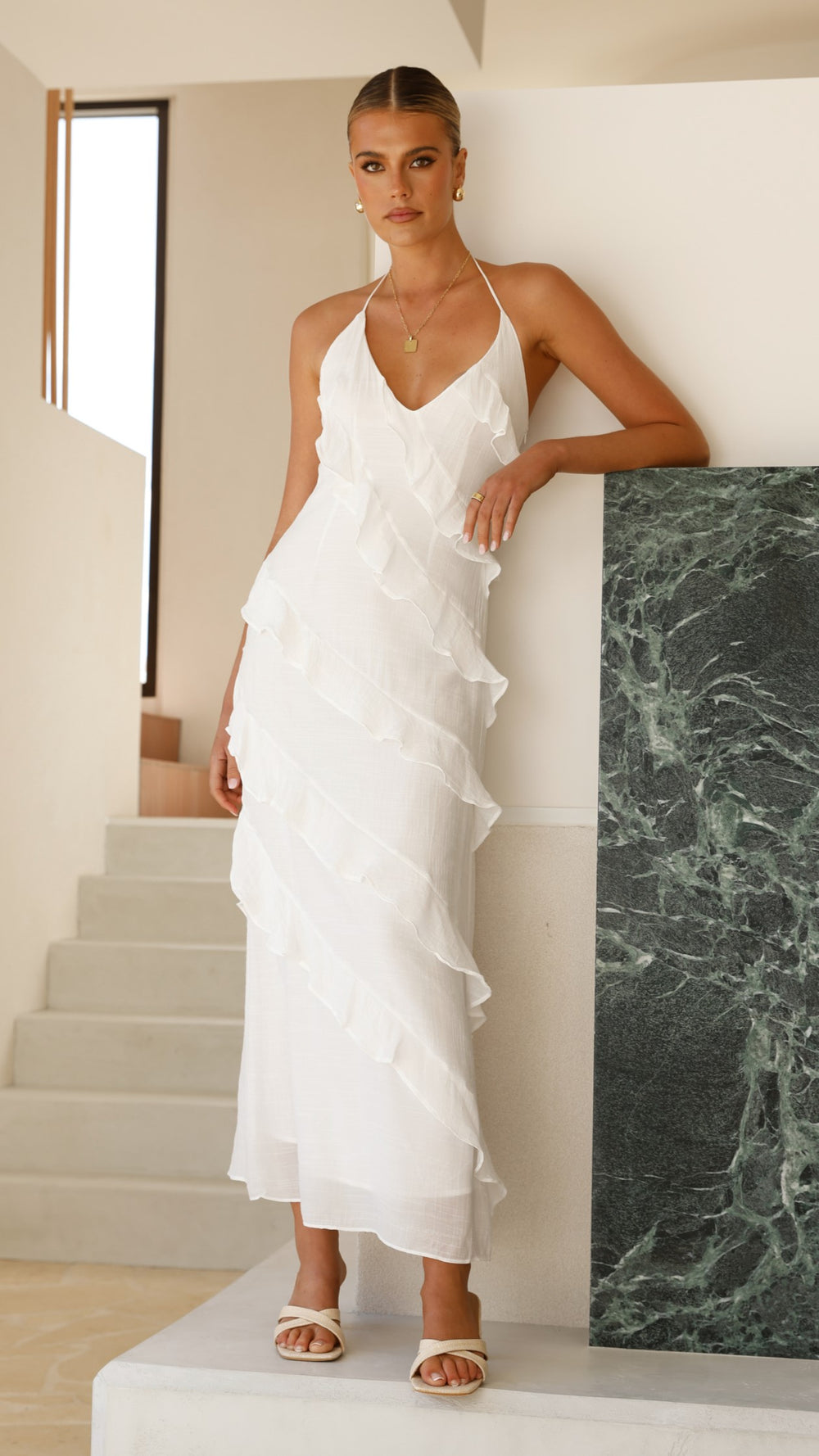 Modernes, leichtes langes Kleid mit feiner Kordel am Ausschnitt und diagonalen Volants