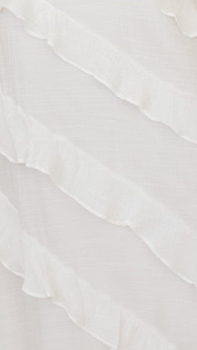 Modernes, leichtes langes Kleid mit feiner Kordel am Ausschnitt und diagonalen Volants