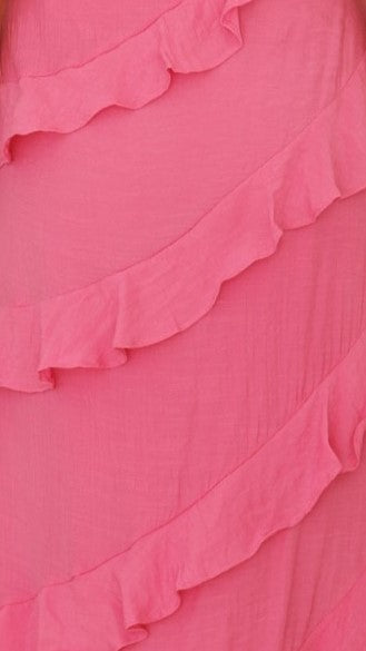 Modernes, leichtes langes Kleid mit feiner Kordel am Ausschnitt und diagonalen Volants