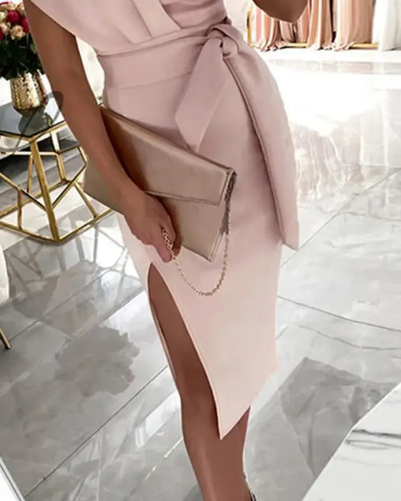 Asymmetrisches Abendkleid mit Gürtel und seitlichem Schlitz für einen eleganten Look
