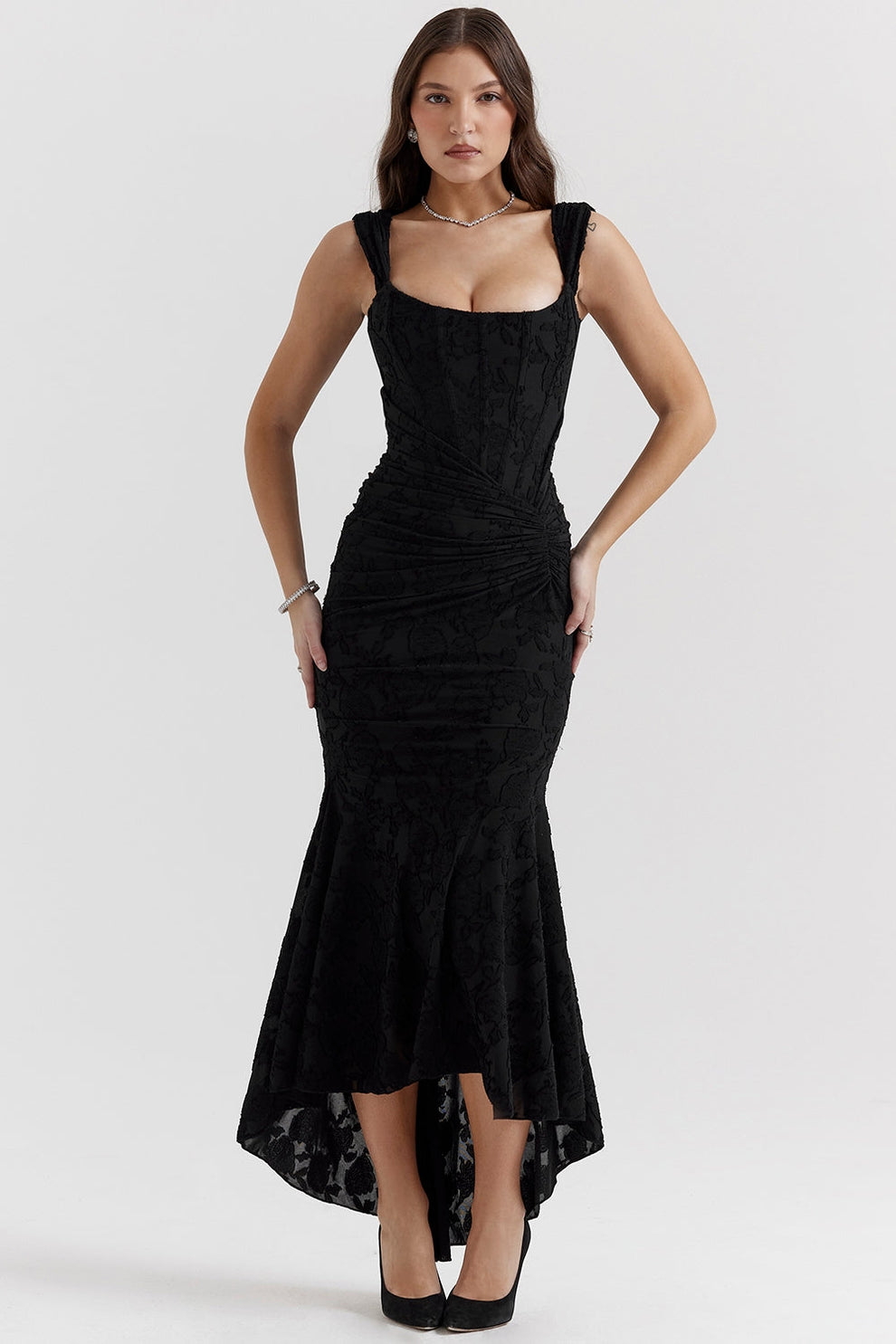 Elegantes und anspruchsvolles langes Kleid mit asymmetrischem Rock und verstellbaren Trägern