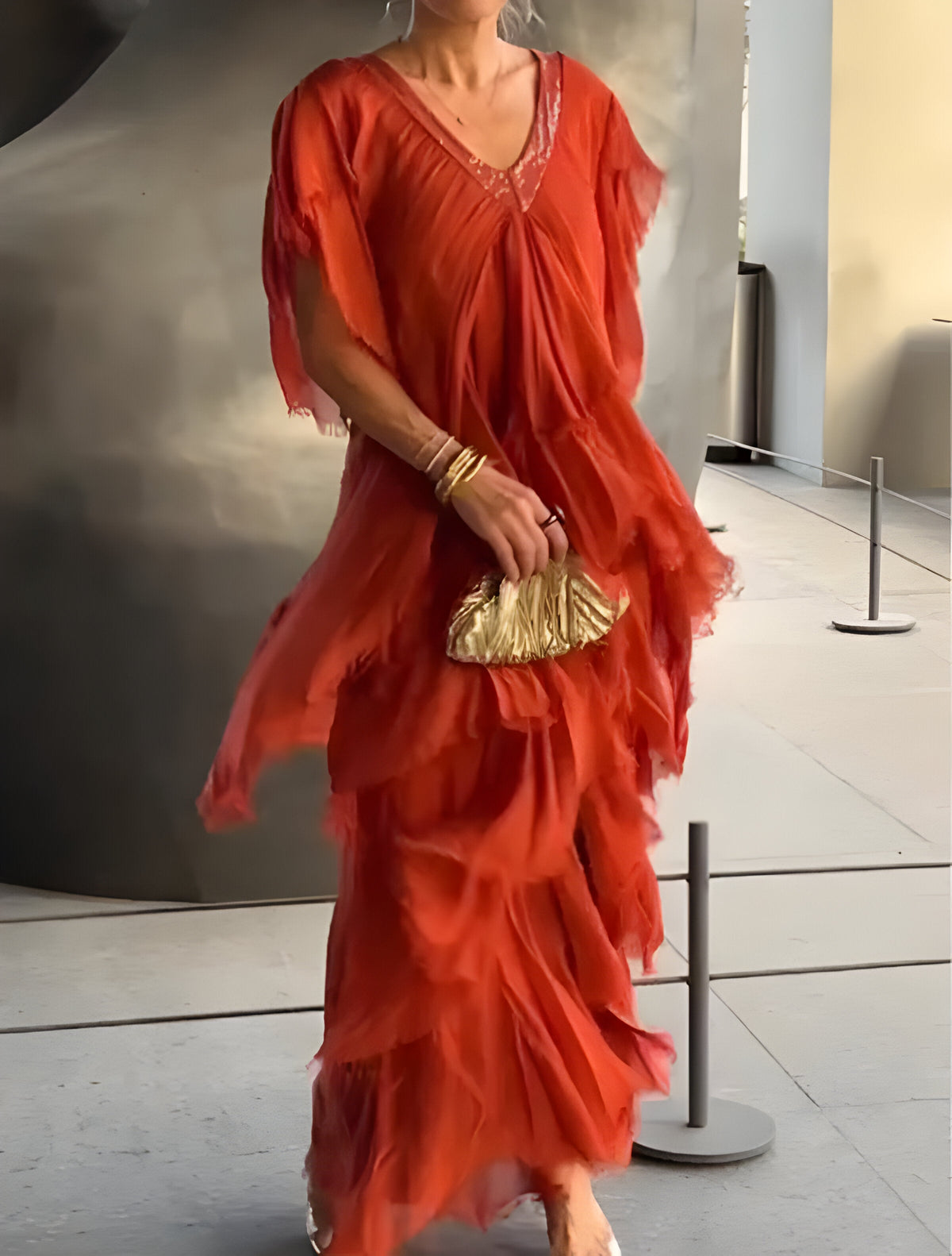 Elegantes plissiertes Kleid mit V-Ausschnitt, ideal für jeden Anlass