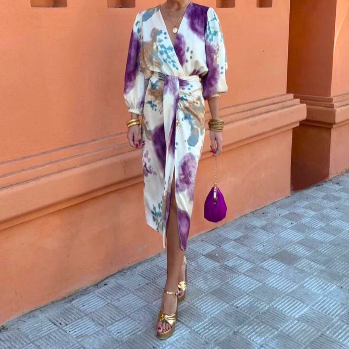 Elegantes Damenkleid mit V-Ausschnitt und anspruchsvollem Design