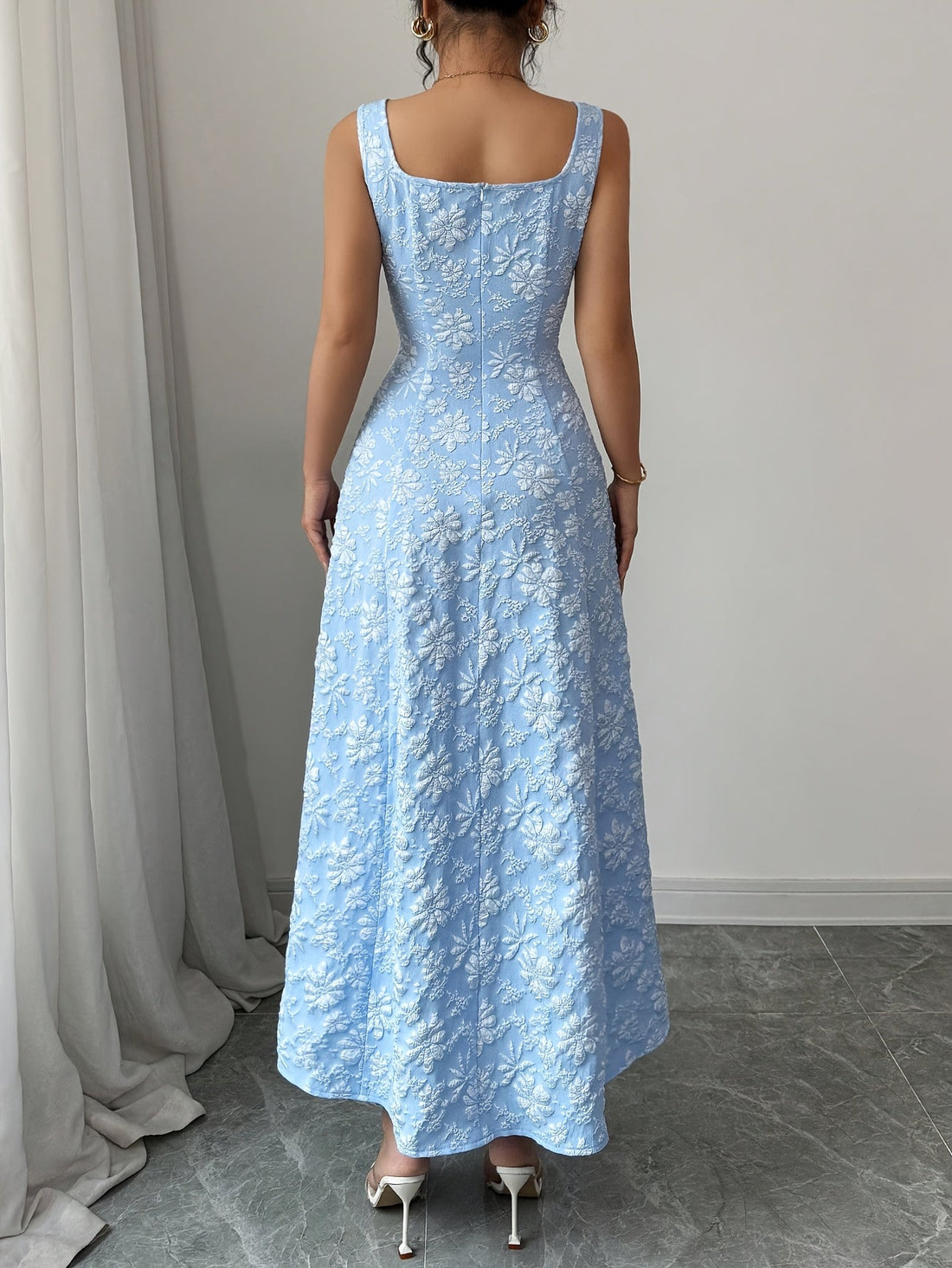Elowen Bloom – Kleid mit eckigem Ausschnitt