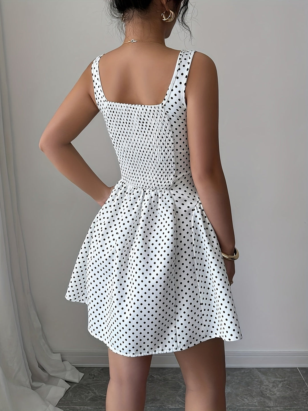 Elegantes Kurzarmkleid mit Polka-Dots und quadratischem Ausschnitt.