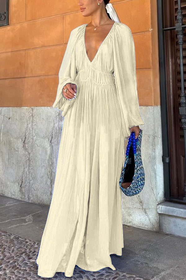 Langes blaues Kleid mit Puffärmeln und geraffter Taille