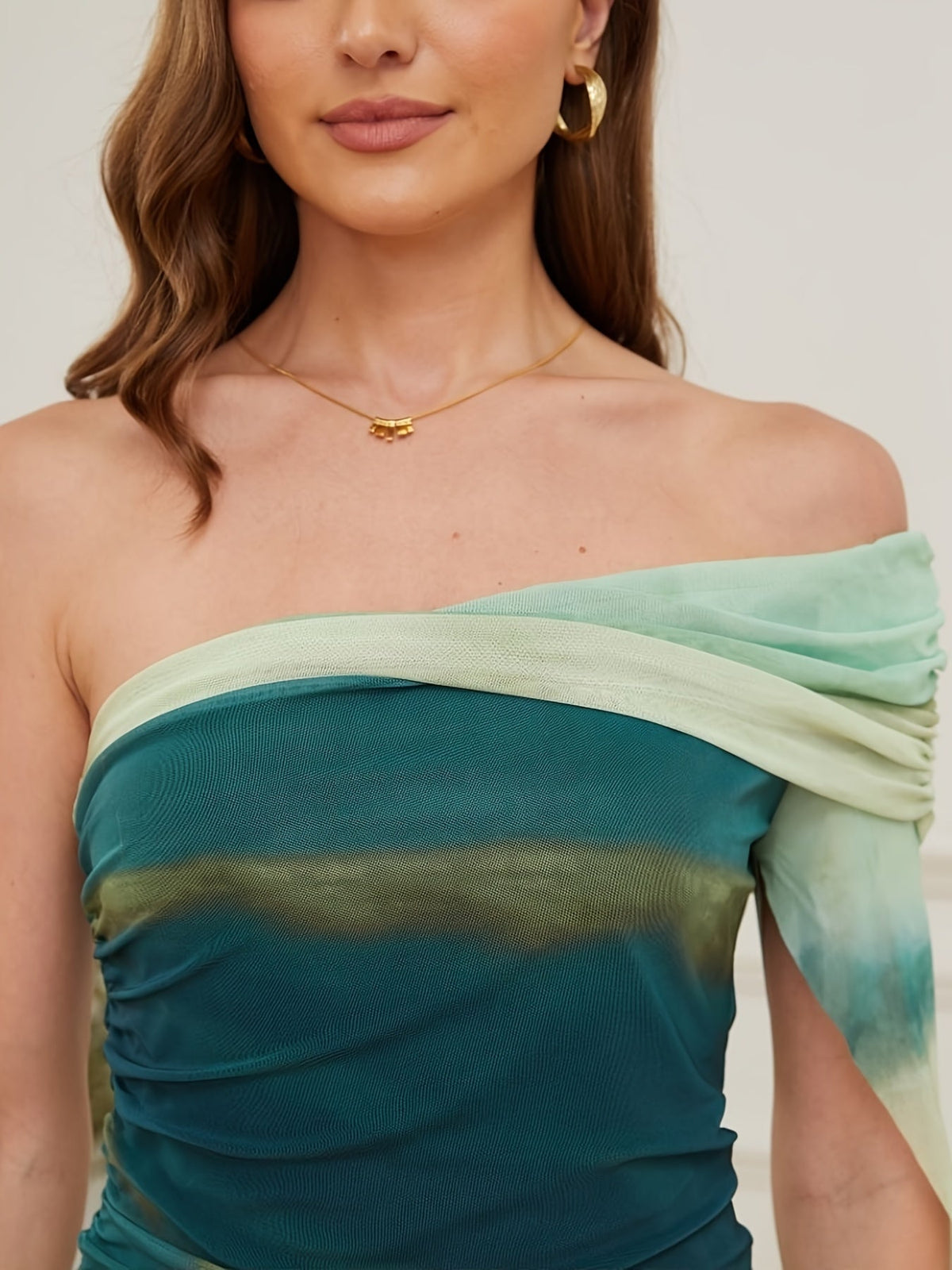 Aurelia | Schulterfreies Kleid mit Rüschen und Mesh