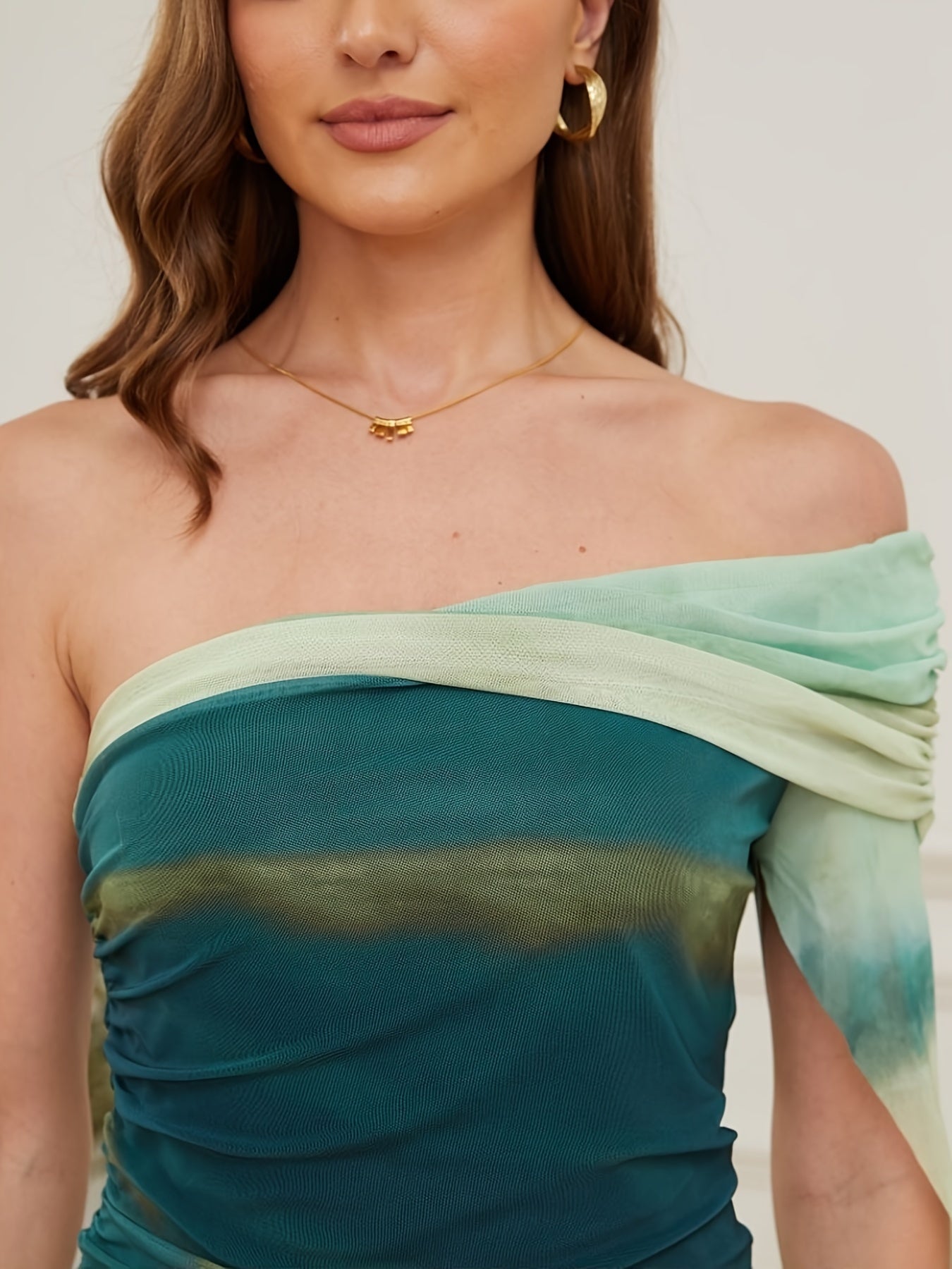 Aurelia | Schulterfreies Kleid mit Rüschen und Mesh