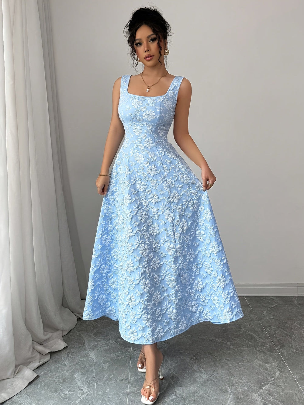 Elowen Bloom | Kleid mit eckigem Ausschnitt
