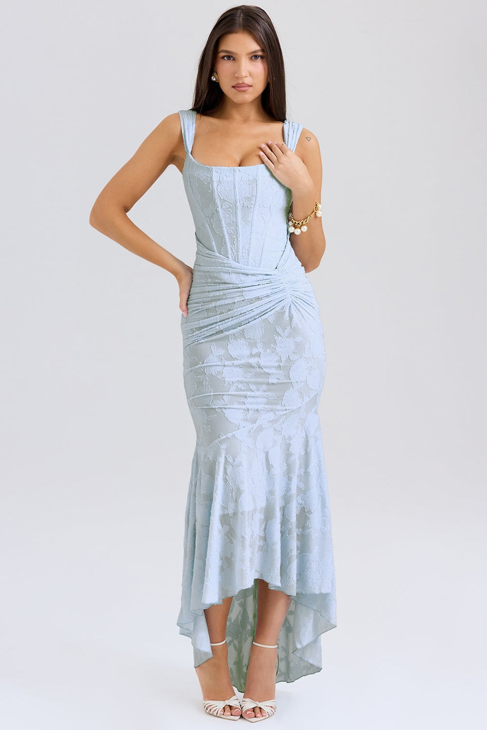 Elegantes und anspruchsvolles langes Kleid mit asymmetrischem Rock und verstellbaren Trägern