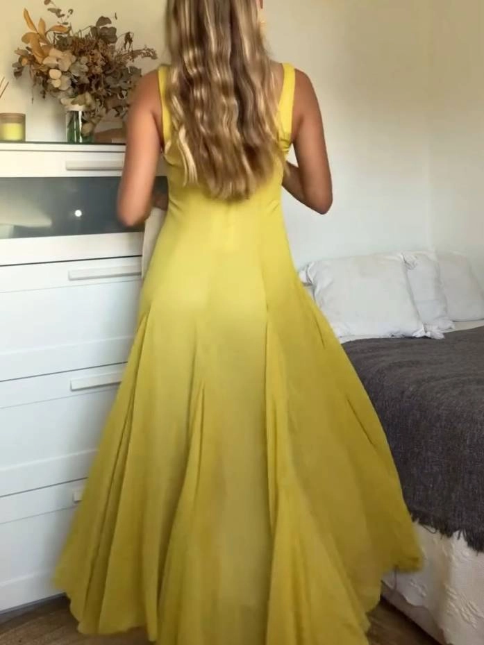Elegantes langes Kleid mit quadratischem Ausschnitt und Trägern, ideal für legere Tage