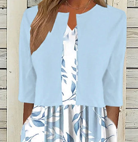 Einzigartiges Midikleid mit blauem Pflanzenmuster und Jacke