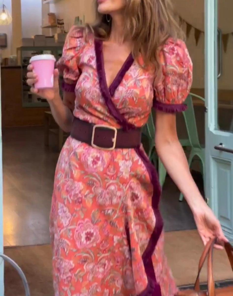 Elegantes langes Kleid mit kurzen Puffärmeln und asymmetrischem Rock