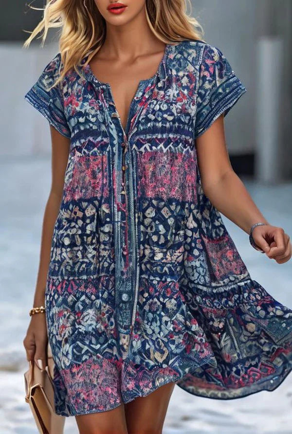Mini-Kleid mit lebendigem Print und kurzen Ärmeln