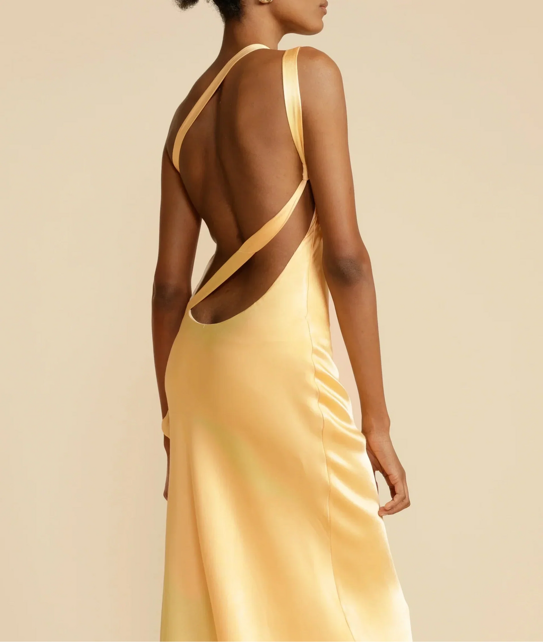 Langes Satinkleid mit asymmetrischem Ein-Schulter-Design und offenem Rücken