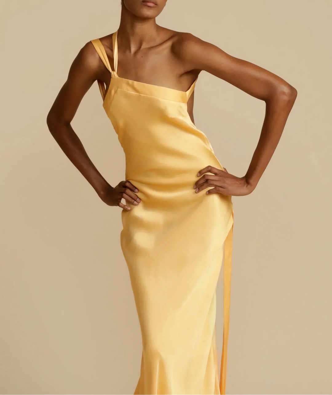 Langes Satinkleid mit asymmetrischem Ein-Schulter-Design und offenem Rücken
