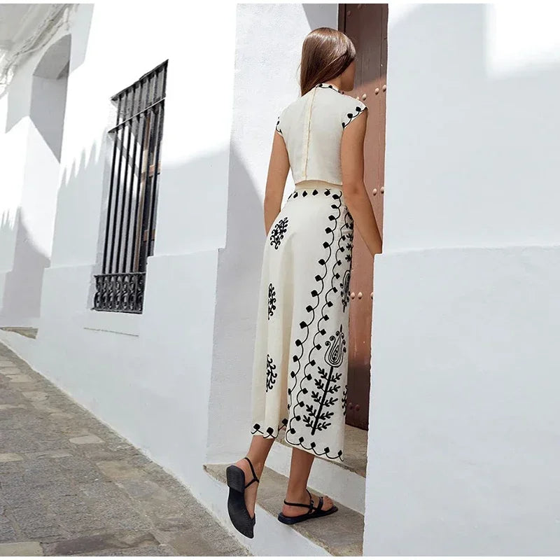 Set aus kurzem Top und Wickelrock mit besticktem Ethno-Print