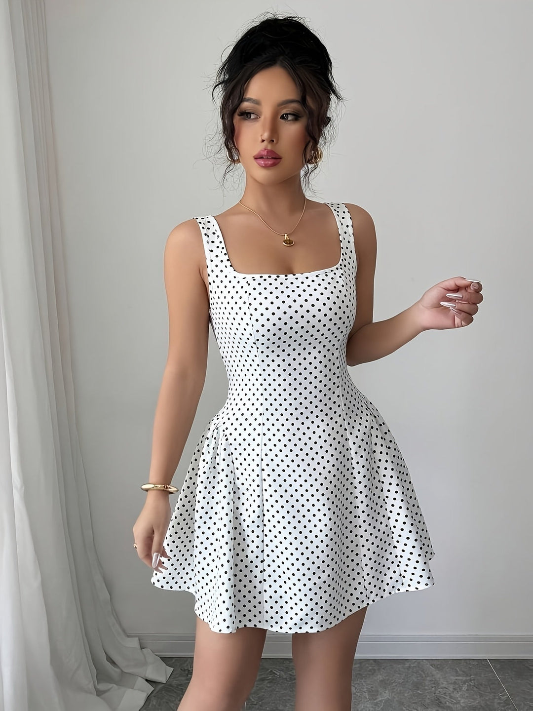 Elegantes Kurzarmkleid mit Polka-Dots und quadratischem Ausschnitt.