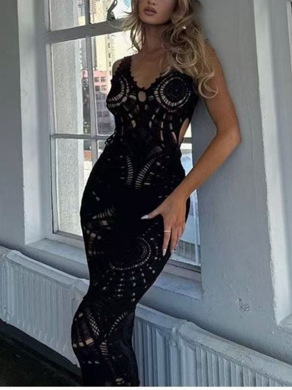 Strandkleid mit V-Ausschnitt, figurbetont, sexy Midi-Länge und Aussparungen