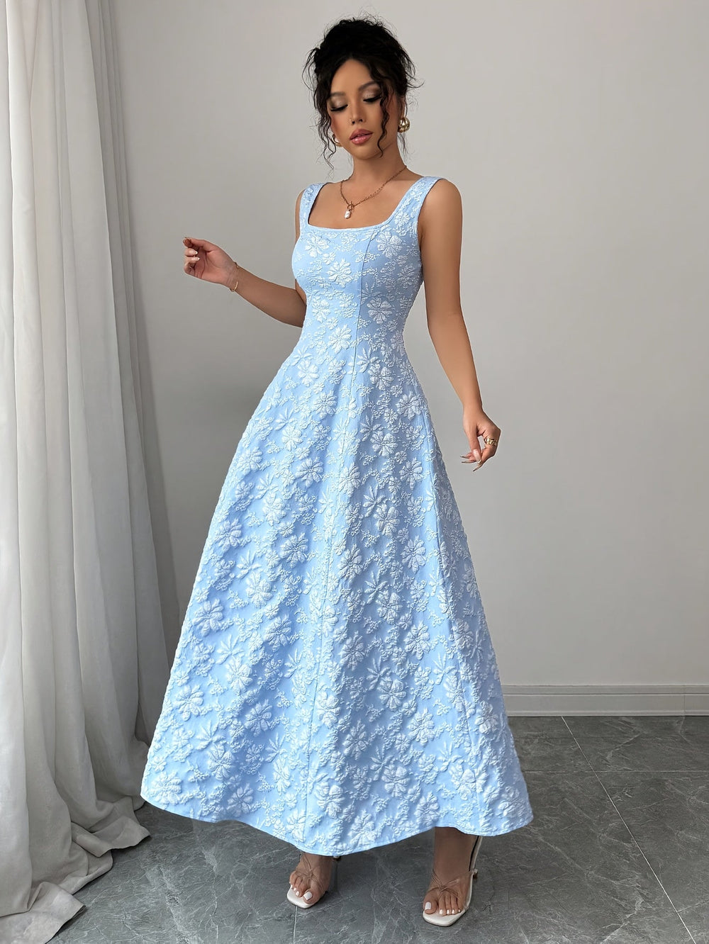 Elowen Bloom | Kleid mit eckigem Ausschnitt