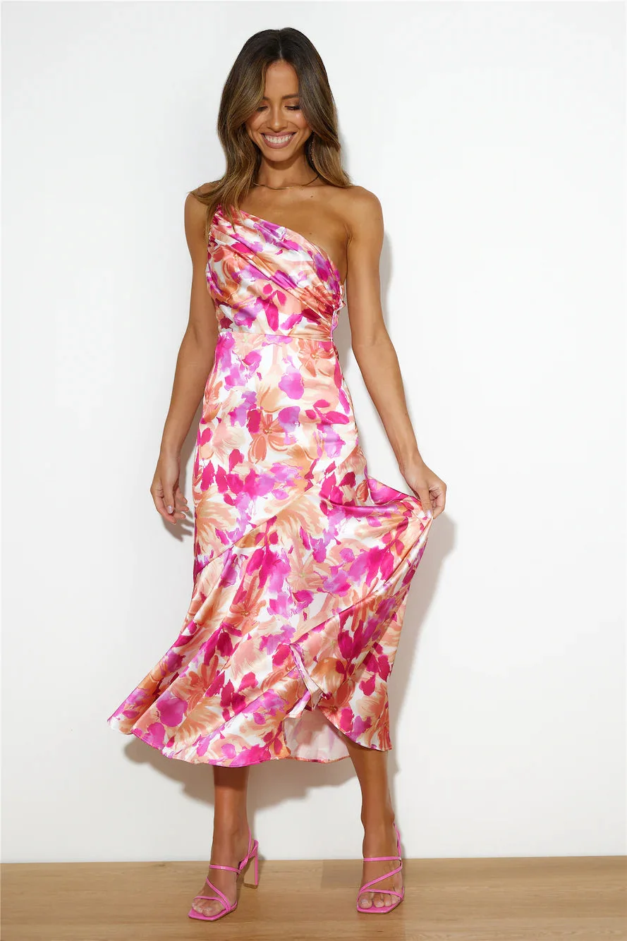 Geblümtes Satin-Kleid mit Raffung und One-Shoulder-Design