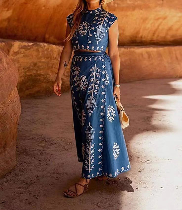 Set aus kurzem Top und Wickelrock mit besticktem Ethno-Print